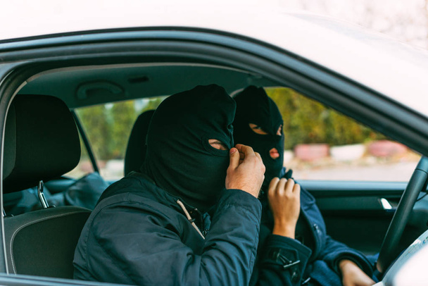 Les gangsters mettent leur masque, prêts à faire leur prochain voleur
 - Photo, image