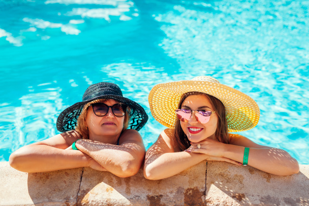 Üst düzey kadın yetişkin kızı otel yüzme havuzunda rahatlatıcı. Tatil zevk insanlar. Anneler günü - Fotoğraf, Görsel