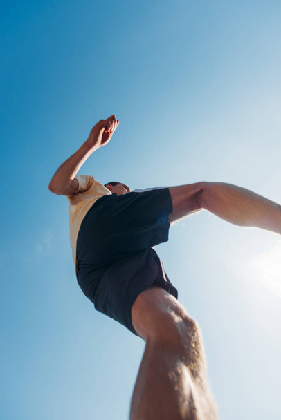 スポーツマンはジャンプしながらパークウアのトリックを作る - 写真・画像