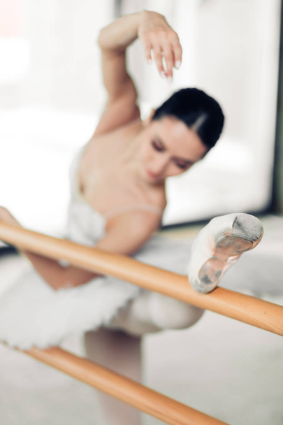 atletische en flexibele vrouw ballet lessen bijwonen - Foto, afbeelding