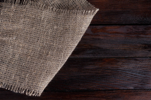 Ancien tissu de lin rétro. Pièce sur fond bois vintage foncé
 - Photo, image