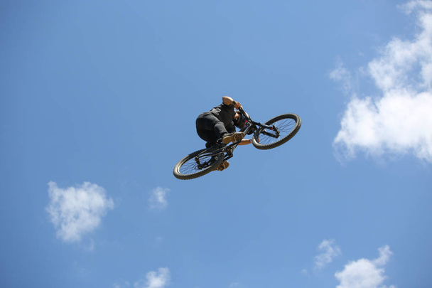 ποδηλάτες βουνού σε δράση  - Φωτογραφία, εικόνα