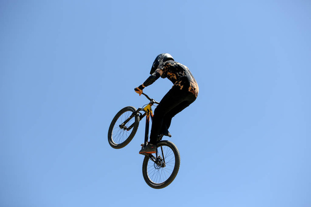 mountain bikers em ação
  - Foto, Imagem