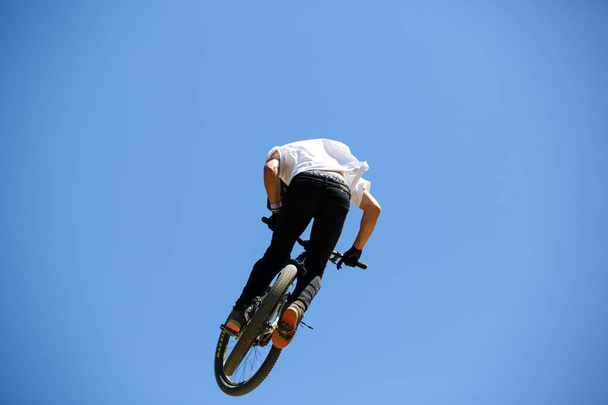ciclistas de montaña en acción
  - Foto, Imagen