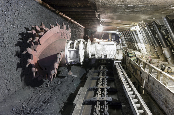 Szén kitermelés: szén bányát kotrógép - Fotó, kép