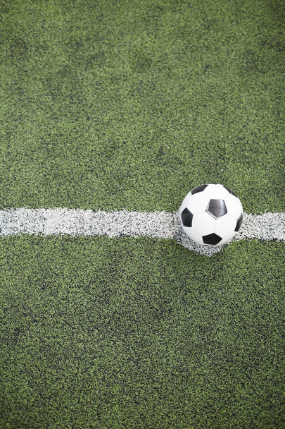 Άποψη της δερμάτινη μπάλα ποδοσφαίρου άσπρη γραμμή που χωρίζει το πεδίο για αναπαραγωγή σε δύο μέρη - Φωτογραφία, εικόνα
