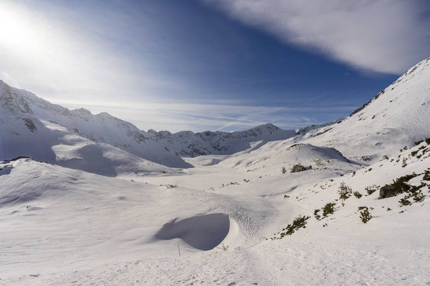 Vallée des Cinq Lacs Polonais en hiver. Montagnes Tatra
. - Photo, image