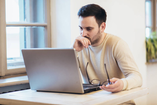 Homem estressado enquanto trabalhava no laptop. Desapontado jovem b
 - Foto, Imagem