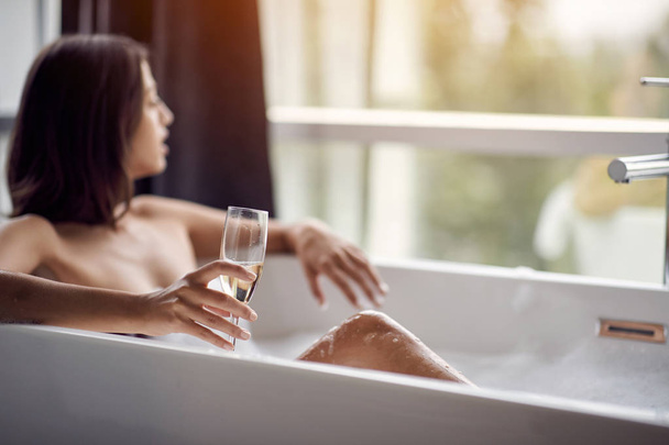 Relaxing in bath-woman in bath drink champagne - Zdjęcie, obraz
