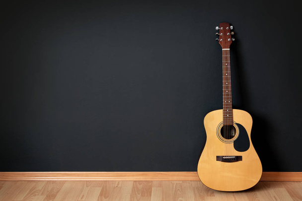 Boş odada akustik gitar - Fotoğraf, Görsel