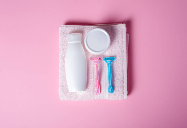 Pink towel, jar cream, lotion, razor, soft beauty - Foto, Imagen
