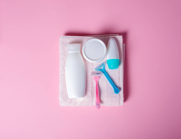 Pink towel, jar cream, lotion, razor, roller deodorant soft beauty - Foto, Imagen