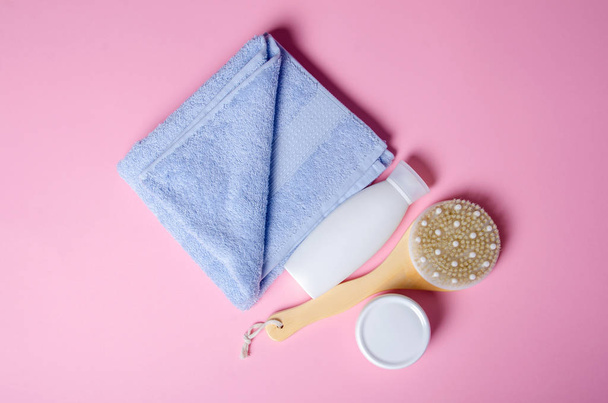 White towel, jar cream, lotion, massage brush soft beauty - Φωτογραφία, εικόνα