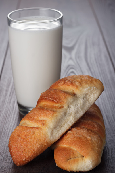 Glass of milk and fresh buns on the table - Foto, Bild