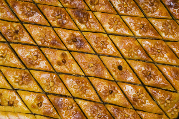 Itäiset, turkkilaiset, azerbaidilaiset baklavamakeiset pöydällä
 - Valokuva, kuva
