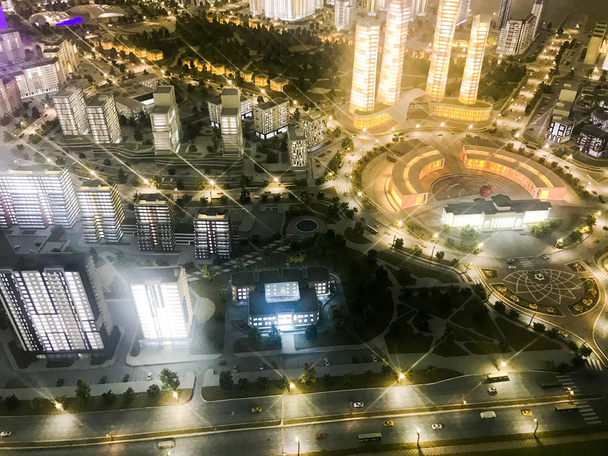 Widok z góry na układ zabawka miasta z dzielnic mieszkaniowych, latarnie, drogi, domy, budynki i parkingów, wieżowce w nocy. Panorama miasta - Zdjęcie, obraz
