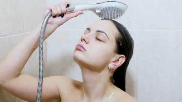 Belle femme nue laver les cheveux longs sous la douche à la maison
 - Séquence, vidéo