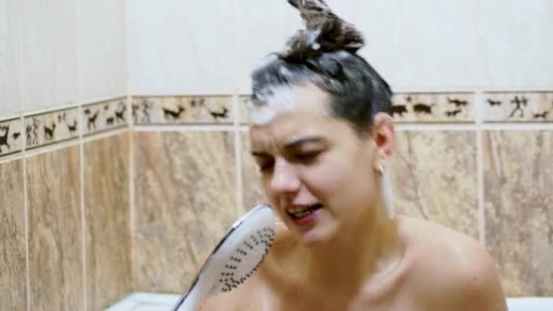 Jeune femme insouciante chantant une chanson dans la salle de bain, prenant une douche de bonne humeur
 - Séquence, vidéo