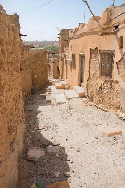 Σοκάκι ανάμεσα στα σπίτια της λάσπης από το παλιό χωριό του Al Hamra - Φωτογραφία, εικόνα