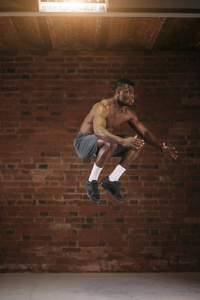 African man jumping high in air during crossfit workout. Lifestyle Sport Power - Foto, imagen