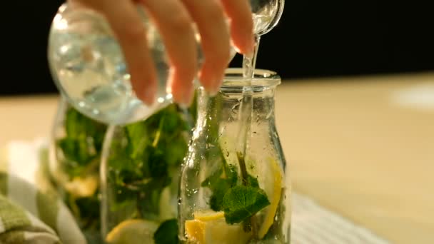 mint lemonade organic beverage pour water bottle - Imágenes, Vídeo