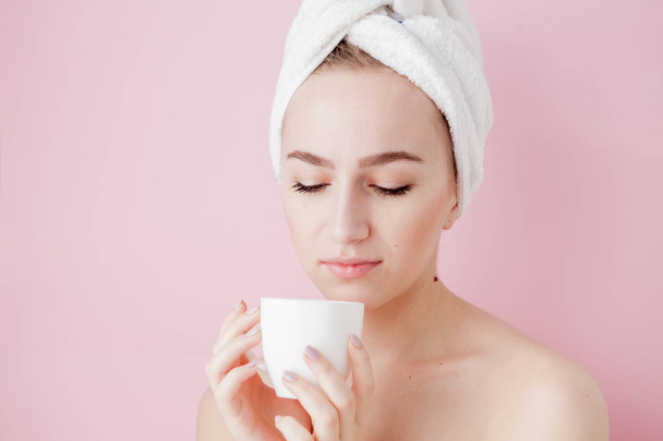 Retrato de menina bonita em roupão de banho com uma xícara de chá, conceito de relaxamento mulher loira vestindo roupão de banho e toalha na cabeça após o chuveiro. Mulher Spa em roupão de banho e turbante
 - Foto, Imagem