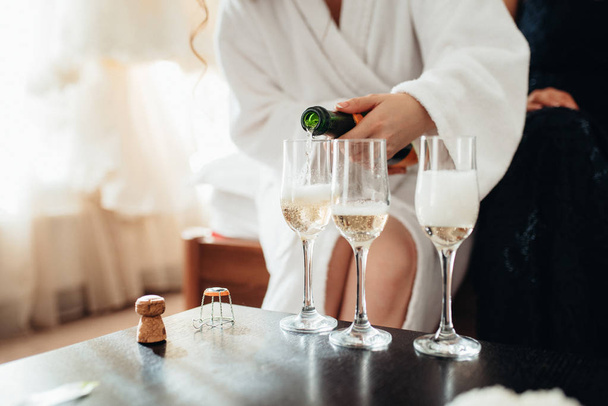 bruiloft glazen voor wijn en champagne  - Foto, afbeelding