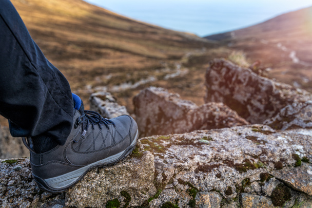 Trekingové boty Detailní záběr na skále, v horách - Fotografie, Obrázek
