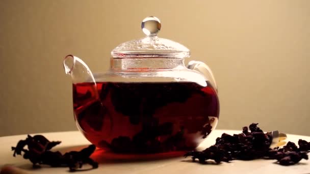 Spinning teáskannát a tea piros karkade - Felvétel, videó