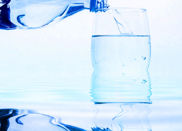 içme suyu şişeden bir cam içine dökülür - Fotoğraf, Görsel