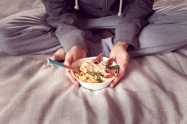 Snídaně do postele od obilovin dieta s fíky - Fotografie, Obrázek