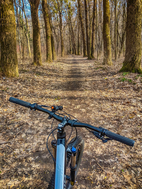 MTB fiets op het parcours in de lente seizoen - Foto, afbeelding