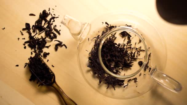 Víz ömlött a teáskanna fekete tea - Felvétel, videó