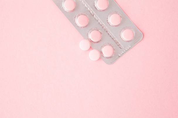 Pink pills on a pink background, copy space - 写真・画像