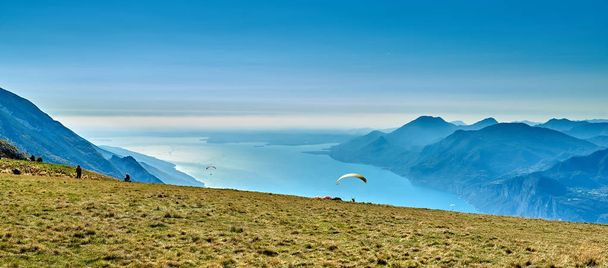 View of the Lake Garda from Monte Baldo, Italy.Panorama of the gorgeous Garda lake surrounded by mountains in the autumn - Foto, imagen