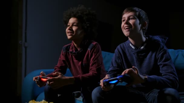 Χαμογελούν οι έφηβοι παίζουν βιντεοπαιχνίδια στο σπίτι - Πλάνα, βίντεο