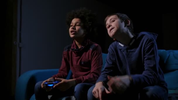 Ανταγωνισμό των έφηβοι παίζουν κονσόλα παιχνιδιών βίντεο - Πλάνα, βίντεο