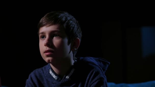 Εσωτερικη σοβαρές έφηβο αγόρι παίζει βίντεο παιχνίδι - Πλάνα, βίντεο