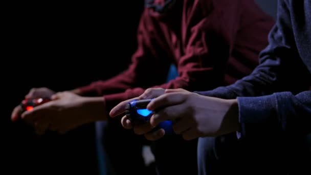 Fechar as mãos de meninos adolescentes jogando videogame
 - Filmagem, Vídeo