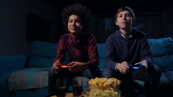 Χαριτωμένα αγόρια που ανταγωνίζονται σε βίντεο παιχνίδι στην αρχική κονσόλα - Πλάνα, βίντεο