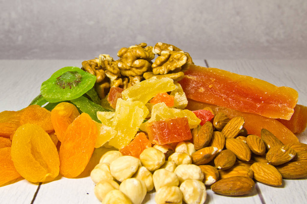 Ένα μάτσο αποξηραμένα φρούτα και καρύδια. την έννοια της υγιεινής διατροφής - Φωτογραφία, εικόνα