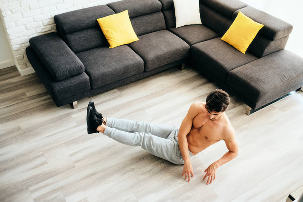 adulto homem formação ABS músculos em casa fazendo russo torção exercício
 - Foto, Imagem