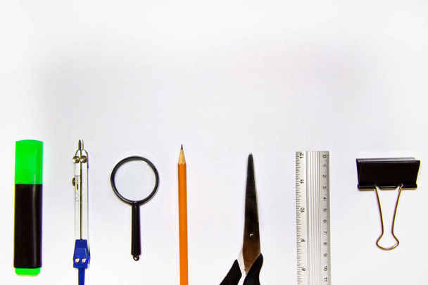 Schreibwaren oder Schulbedarf - ein weißer Hintergrund von oben mit Copyss - Foto, Bild