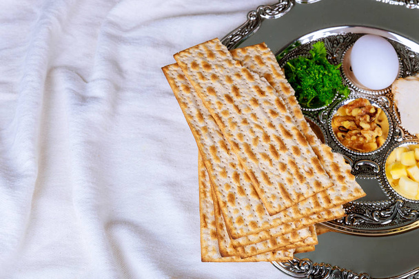 Пасхальный мацо еврейский праздничный хлеб за деревянным столом
. - Фото, изображение