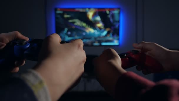 Closeup handen controlerende spel met behulp van joysticks - Video