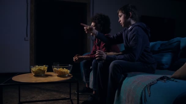 Boční pohled vystrašené chlapci sledují děsivé film - Záběry, video