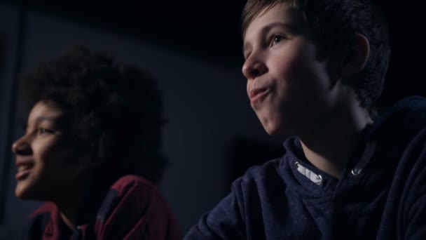 Closeup lachen, kauwen schattige jongen kijken komedie - Video