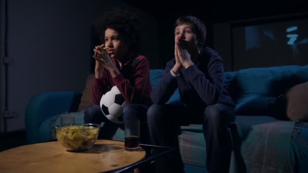 Piłka nożna wentylator Nastolatki emocjonalnie oglądania meczu w telewizji - Materiał filmowy, wideo