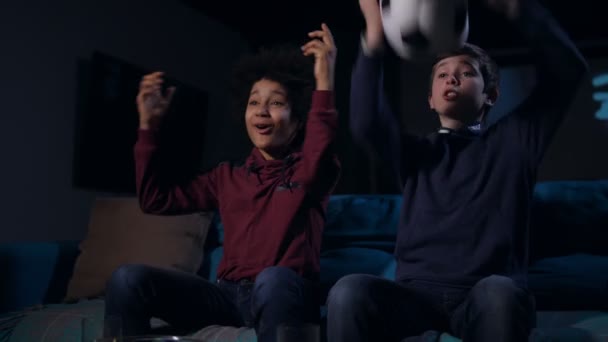 Chłopcy, spodziewając się celem oglądania meczu piłki nożnej - Materiał filmowy, wideo