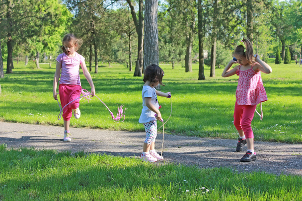 Crianças com pular corda
 - Foto, Imagem